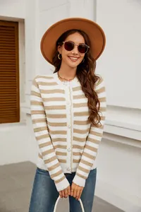 Detalle de cárdigan de rayas para mujer con elegantes botones de perla