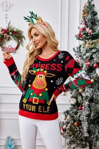 Gros plan détaillé du pull de Noël avec pompons de renne 3D et broderie de paillettes