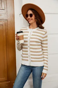 Detalle de un cárdigan de punto a rayas para mujer con botones para otoño e invierno