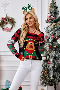 Modèle blond portant un pull de Noël festif avec des pompons 3D et un motif de renne