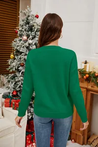 Vista posteriore dettagliata di un maglione natalizio verde con scollo a girocollo