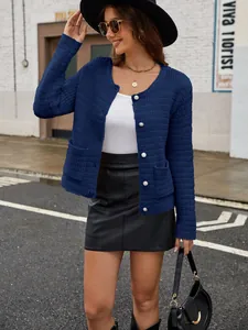 Elegant donkerblauw gebreid vest voor dames met stijlvolle witte parelmoerknopen