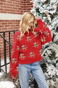 Detailansicht des roten Weihnachtspullovers mit Rentier-Jacquard und festlichem Ambiente