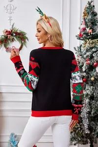 Vue de dos d'un pull de Noël noir en tricot avec des motifs festifs sur les manches
