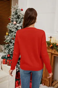 Vista posteriore di un classico maglione rosso girocollo in un ambiente natalizio caldo