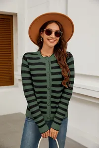 Detalle elegante de una chaqueta de punto a rayas verdes y negras para mujer con botones.