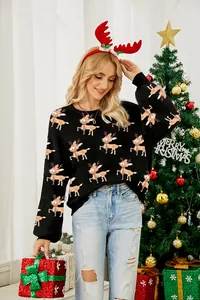 Model trägt schwarzen Weihnachtspullover mit Rentier-Jacquard und Ripped Jeans.