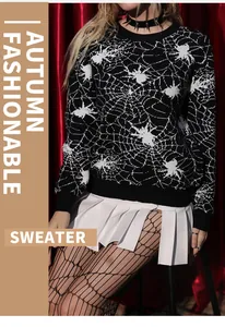 Detailansicht eines schwarzen Gothic-Pullovers mit weißem Spinnennetz-Jacquard-Muster