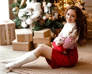 Maglione natalizio rosso e bianco con motivo festivo in un'ambientazione festiva