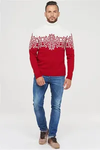 Primo piano del maglione a collo alto da uomo con motivo a fiocchi di neve rosso e bianco