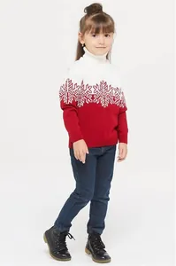 Dettaglio di un maglione natalizio a collo alto per bambini, rosso e bianco con fiocchi.