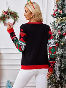 Pull de Noël tricoté pour femme avec des motifs festifs colorés sur les manches