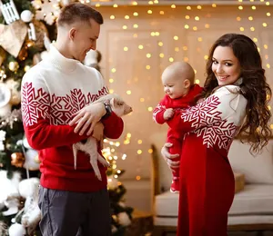 Accoglienti maglioni natalizi per famiglia con motivi classici a fiocco di neve rossi