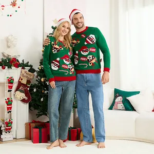Cómodos suéteres de punto navideños verdes con divertidos detalles de Papá Noel y renos