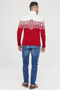 Vista posteriore di un maglione natalizio rosso a dolcevita con eleganti fiocchi di neve.