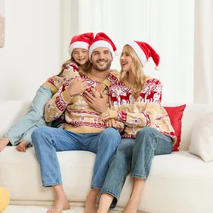 Scène familiale chaleureuse montrant des pulls de Noël assortis à motifs de rennes.