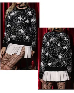 Detailansicht eines lockeren Halloween-Strickpullovers mit Spinnennetz-Jacquard.