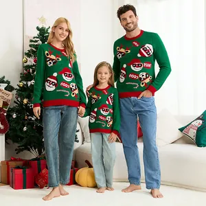 Suéteres navideños familiares a juego en punto verde con festivos motivos de jacquard de renos