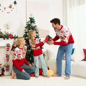 Escena familiar con jerseys navideños a juego en rojo y blanco con diseño de oso.