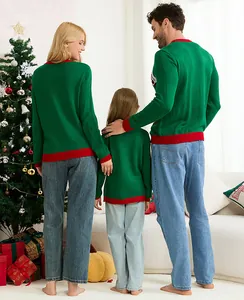 Suéteres navideños familiares a juego en punto verde con ribetes rojos en escena festiva