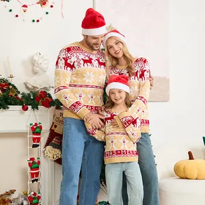 Pulls de Noël assortis pour la famille avec motifs tricotés de rennes et flocons