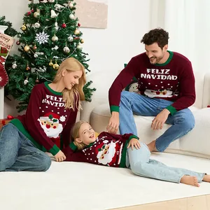 Conjunto familiar de jerséis de Papá Noel a juego con texto festivo Feliz Navidad