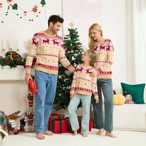 Pulls de Noël familiaux confortables avec motifs rennes et flocons dans un salon
