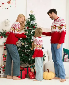 Familia con jerséis navideños rojos a juego con diseño de jacquard de ositos