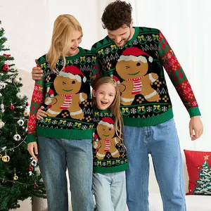 Une famille en pulls de Noël verts assortis avec motif bonhomme pain d'épice dans un décor festif