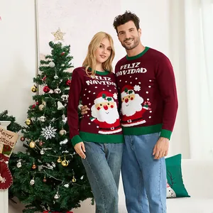 Pareja feliz con jerséis navideños de Papá Noel a juego en un ambiente festivo