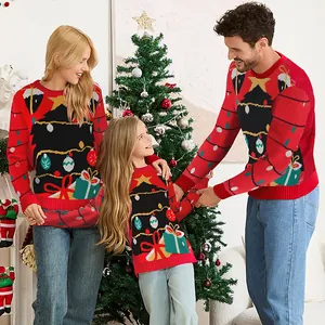 Familia con jerséis navideños rojos a juego con detalles de jacquard de árboles