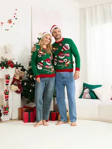 Suéteres navideños verdes a juego para parejas con motivos de renos y Papá Noel