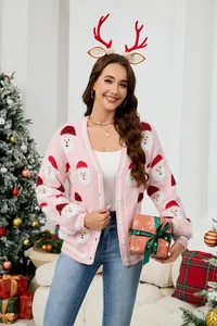 Detailansicht eines rosa Damen-Cardigans mit festlichen Weihnachtsmann-Mustern