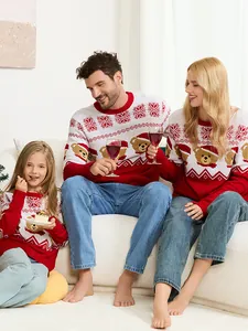Suéteres navideños familiares a juego con bonito diseño jacquard de oso en rojo
