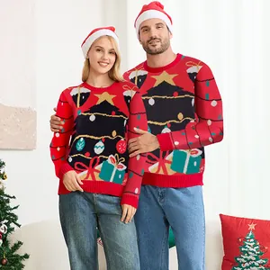 Suéteres navideños rojos a juego para parejas con un vibrante patrón de árbol de Navidad.