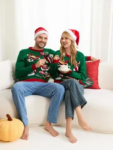 Suéteres de punto de Navidad verdes festivos con renos para parejas en el hogar