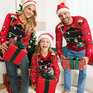 Suéteres navideños rojos a juego para la familia con acogedores motivos de punto jacquard.