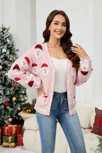 Detailansicht der rosa Weihnachtsstrickjacke mit flauschigen Weihnachtsmann-Mustern