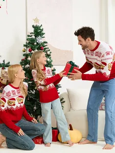 Set familiar de suéteres navideños rojos con jacquard de osos y copos de nieve.