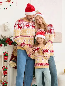 Pulls de Noël assortis pour la famille avec motifs de rennes et flocons de neige.