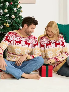 Pulls de Noël tricotés avec motifs de rennes et de flocons pour toute la famille.