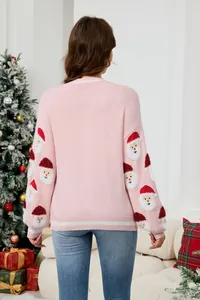 Rückansicht eines rosa Strickpullovers mit Weihnachtsmann-Jacquardmustern an den Ärmeln.
