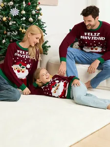 Suéteres navideños familiares con punto de Papá Noel y el texto de Feliz Navidad