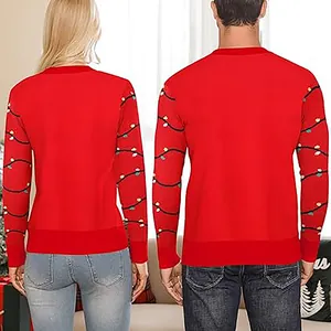 Vista trasera de jerséis navideños rojos para parejas con estampados de guirnaldas en mangas