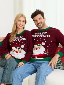 Pareja acogedora con jerséis navideños granates con Papá Noel y texto de Feliz Navidad