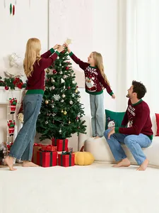 Suéteres navideños familiares a juego con diseño de Papá Noel en rojo burdeos