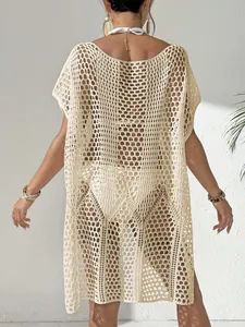 Detail van beige gehaakte strandcover-up met achteraanzicht en gebreide textuur.
