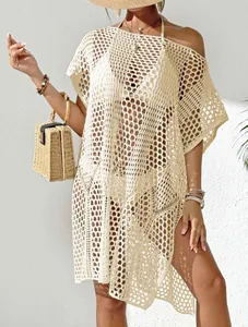 Gedetailleerd overzicht van een beige gehaakte strandcover-up met een off-shoulder design.