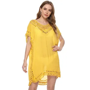 Detail van gele strand-bikini cover-up met V-hals en gehaakt opengewerkt patroon