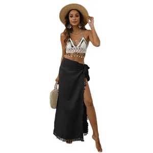 Elegante pareo playero negro de estilo bohemio con flecos y diseño cruzado con lazo lateral